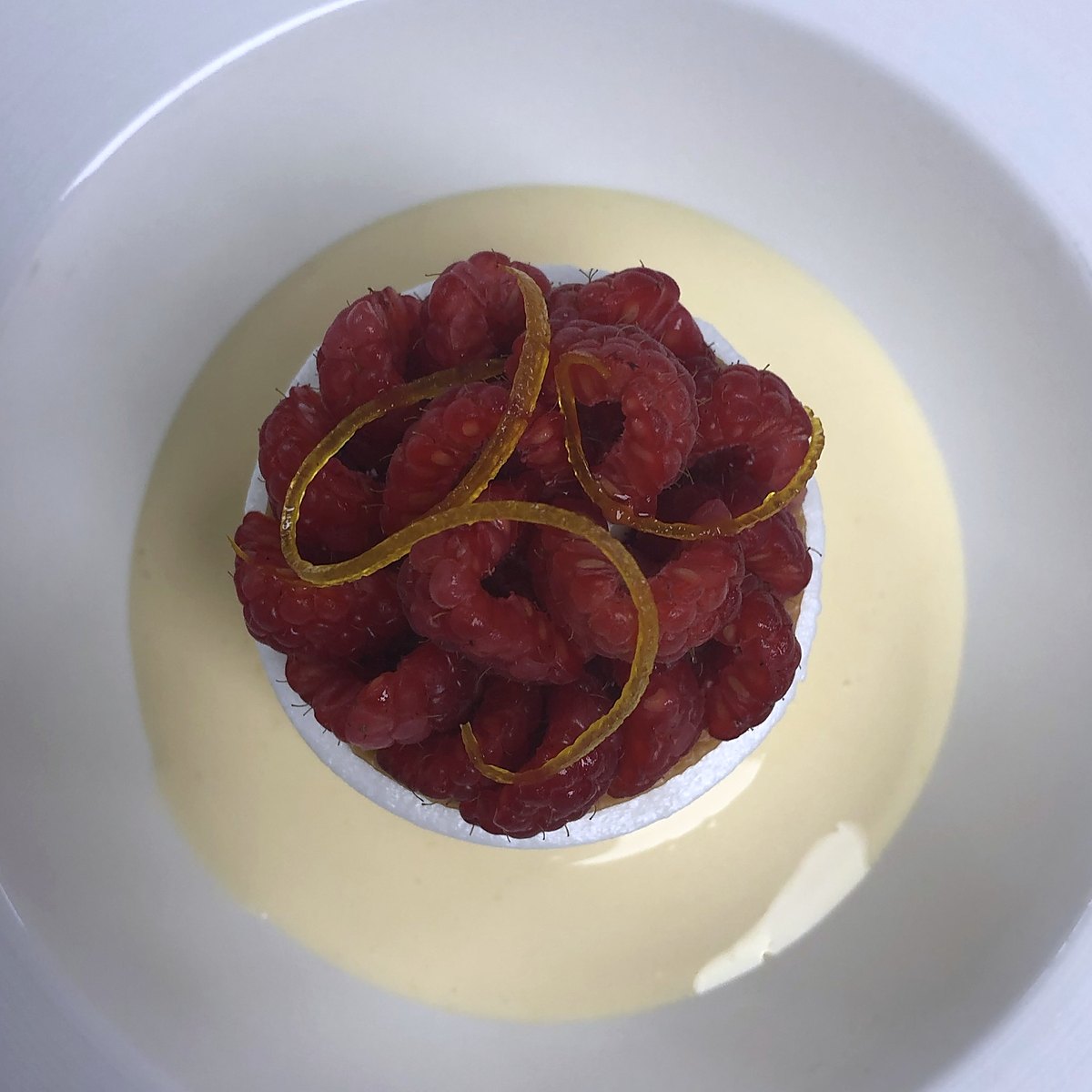 Raspberry tart with crème anglaise